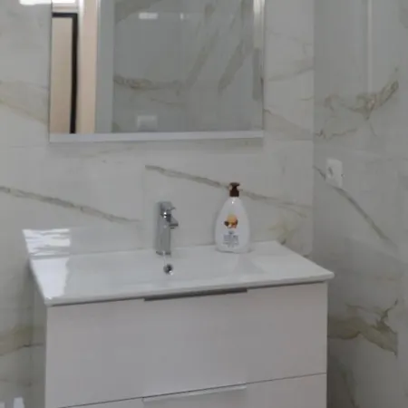 Apartament La Perla Di Giada 2 *